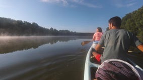 Kanuausflug auf einem Fluss stock footage Kanuausflug auf einem Fluss stock footage