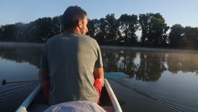 Kanuausflug auf einem Fluss stock video Kanuausflug auf einem Fluss stock video