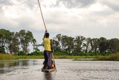 Kanureise mit traditionellem mokoro Boot auf Fluss durch Okavango-Delta nahe Maun, Botswana Afrika Lizenzfreies Stockbild Kanureise mit traditionellem mokoro Boot auf Fluss durch Okavango-Delta nahe Maun, Botswana Afrika Lizenzfreies Stockbild