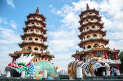 Kaohsiung Taiwan - Januari 2, 2013 - Dragon And Tiger Pagodas på Lo fotografering för bildbyråer Kaohsiung Taiwan - Januari 2, 2013 - Dragon And Tiger Pagodas på Lo fotografering för bildbyråer
