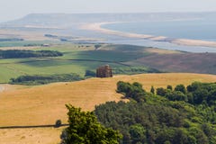Kapell för St Catherines, Abbotsbury, den Chesil stranden i backgren royaltyfri fotografi Kapell för St Catherines, Abbotsbury, den Chesil stranden i backgren royaltyfri fotografi