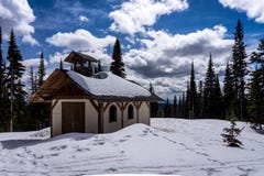 Kapelle im hohen alpinen unter Sunny Sky lizenzfreie stockbilder Kapelle im hohen alpinen unter Sunny Sky lizenzfreie stockbilder