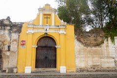 Kapelmanier van de Dwarsposten in straat van thesteps van La-Antigua Guatemala Antieke deur in antigua Guatemala stock foto's Kapelmanier van de Dwarsposten in straat van thesteps van La-Antigua Guatemala Antieke deur in antigua Guatemala stock foto's