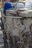 Kapelusze na Romańskiej kolumnie w Rzym, Włochy fotografia stock Kapelusze na Romańskiej kolumnie w Rzym, Włochy fotografia stock