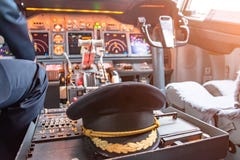 Kappe des Kommandanten der Flugzeuge im Cockpit Zivilluftfahrt-Konzept lizenzfreies stockbild Kappe des Kommandanten der Flugzeuge im Cockpit Zivilluftfahrt-Konzept lizenzfreies stockbild