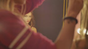 Kapsel, kapper` s handen om gebruikend hairspray aan cliënt` s haar te werken bij salon de lange glanzende krullen liggen op de r stock videobeelden Kapsel, kapper` s handen om gebruikend hairspray aan cliënt` s haar te werken bij salon de lange glanzende krullen liggen op de r stock videobeelden
