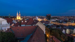 Kaptol en katholieke kathedraaldag aan nacht timelapse in het centrum van Zagreb, Kroatië, panorama stock video Kaptol en katholieke kathedraaldag aan nacht timelapse in het centrum van Zagreb, Kroatië, panorama stock video