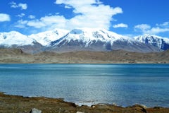 Karakul sjö och pamir berg i Xinjiang, Karakorum huvudväg, Kina arkivfoton Karakul sjö och pamir berg i Xinjiang, Karakorum huvudväg, Kina arkivfoton