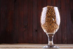 Karamellmalt i ett exponeringsglas arkivfoton Karamellmalt i ett exponeringsglas arkivfoton