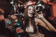 Karaokeverein Singen Sie und trinken Sie Schöne Mädchen stockbild Karaokeverein Singen Sie und trinken Sie Schöne Mädchen stockbild