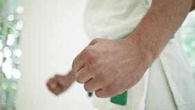 Karaté s'exerçant d'homme au-dessus du fond blanc de fenêtres clips vidéos Karaté s'exerçant d'homme au-dessus du fond blanc de fenêtres clips vidéos