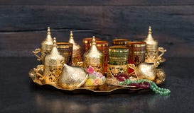 Kareem árabe del Ramadán de las tazas de oro de la mesa de centro del té Kareem árabe del Ramadán de las tazas de oro de la mesa de centro del té