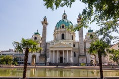 Karlskirche, una chiesa barrocco famosa di Vienna, Austria immagini stock Karlskirche, una chiesa barrocco famosa di Vienna, Austria immagini stock