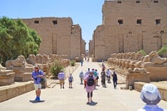 Karnak świątynny wejście z grupą turyści fotografia stock Karnak świątynny wejście z grupą turyści fotografia stock