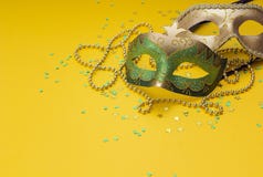 Karnevalmaskeringar och pärlor på en gul bakgrund Utrymme för text royaltyfri fotografi Karnevalmaskeringar och pärlor på en gul bakgrund Utrymme för text royaltyfri fotografi
