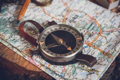 Karte mit Kompass Einfache in der Welt zu orientieren Navigationswerkzeuge, sich lizenzfreie stockfotos Karte mit Kompass Einfache in der Welt zu orientieren Navigationswerkzeuge, sich lizenzfreie stockfotos