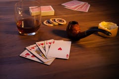 Kartenspiel Ende des Abends, mit Kerzen stockfotografie Kartenspiel Ende des Abends, mit Kerzen stockfotografie