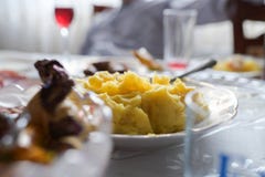 Kartoffelpürees auf dem Tisch, selbst gemachte Kartoffelpürees lizenzfreies stockfoto Kartoffelpürees auf dem Tisch, selbst gemachte Kartoffelpürees lizenzfreies stockfoto