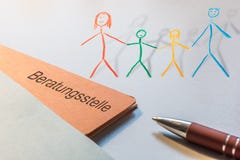 Kartoteka z Niemieckim słowem dla doradzać centrum i malującą rodziny jako 3d odpłacał się Illsutration ilustracja wektor Kartoteka z Niemieckim słowem dla doradzać centrum i malującą rodziny jako 3d odpłacał się Illsutration ilustracja wektor