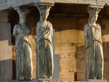Karyatiderna från den Erechteum templet, akropol, Aten, Grekland royaltyfri fotografi Karyatiderna från den Erechteum templet, akropol, Aten, Grekland royaltyfri fotografi