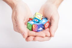 KASAN, RUSSLAND - 27. Januar 2018: Griff-Papierw?rfel der M?nner Handmit popul?ren Social Media-Logos lizenzfreies stockfoto KASAN, RUSSLAND - 27. Januar 2018: Griff-Papierw?rfel der M?nner Handmit popul?ren Social Media-Logos lizenzfreies stockfoto