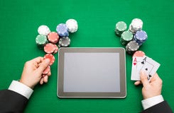 Kasinopokerspieler mit Karten, Tablette und Chips stockbilder Kasinopokerspieler mit Karten, Tablette und Chips stockbilder