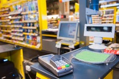 Kassa med betalningterminalen i supermarket fotografering för bildbyråer Kassa med betalningterminalen i supermarket fotografering för bildbyråer
