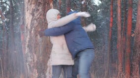 Kasta snöboll slagsmål Övervintra par som har gyckel att leka i snow utomhus lager videofilmer Kasta snöboll slagsmål Övervintra par som har gyckel att leka i snow utomhus lager videofilmer