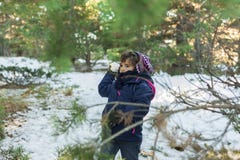 Kasta snöbollar i dettäckte berget Royaltyfria Bilder Kasta snöbollar i dettäckte berget Royaltyfria Bilder