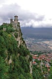 Kasteel bij de bovenkant van de klip San Marino Euro-reis royalty-vrije stock afbeelding Kasteel bij de bovenkant van de klip San Marino Euro-reis royalty-vrije stock afbeelding