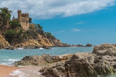 Kasteel op rotsen in stad van Lloret de Mar, mooie toevlucht op de Mediterrane kust, Costa Brava, Catalonië spanje stock afbeeldingen Kasteel op rotsen in stad van Lloret de Mar, mooie toevlucht op de Mediterrane kust, Costa Brava, Catalonië spanje stock afbeeldingen