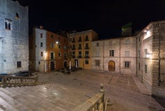 Katedra kwadrat, Girona, Catalonia, Hiszpania miasto światła na noc zdjęcia stock Katedra kwadrat, Girona, Catalonia, Hiszpania miasto światła na noc zdjęcia stock