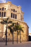 Katedralny Catedral De Los angeles Encarnacon, drzewka palmowe i kwadrat w promieniach położenia słońce, obraz stock Katedralny Catedral De Los angeles Encarnacon, drzewka palmowe i kwadrat w promieniach położenia słońce, obraz stock