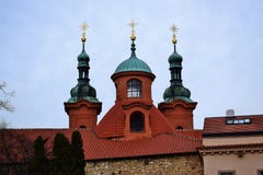 Katholische Kirche von St Lawrence ist nahe bei dem Petrin-Turm von Prag lizenzfreie stockfotos Katholische Kirche von St Lawrence ist nahe bei dem Petrin-Turm von Prag lizenzfreie stockfotos
