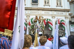 Katholische Prozession zu Ehren unserer Dame Achiropita lizenzfreies stockfoto Katholische Prozession zu Ehren unserer Dame Achiropita lizenzfreies stockfoto