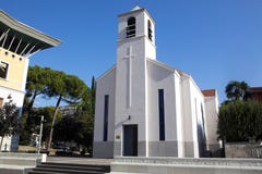 Katolsk kyrka Torbole, sjö Garda, Torbole, Italien royaltyfri foto Katolsk kyrka Torbole, sjö Garda, Torbole, Italien royaltyfri foto