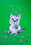 Katt i en bukett av blommor från gräs och maskrosor Royaltyfri Fotografi Katt i en bukett av blommor från gräs och maskrosor Royaltyfri Fotografi