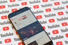 Katy Perry官方youtube频道在pabe Youtube背景上的智能手机屏幕上图库摄影片 图片包括有音乐家 徽标