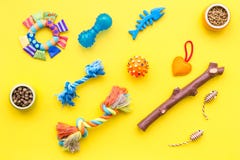 Katzen und Hundspielwaren und acessories für Haustiere färben Draufsicht des Hintergrundes gelb lizenzfreie stockfotos Katzen und Hundspielwaren und acessories für Haustiere färben Draufsicht des Hintergrundes gelb lizenzfreie stockfotos