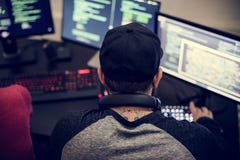 Kaukasische getatoeeerde mens die aan codage werken royalty-vrije stock foto's Kaukasische getatoeeerde mens die aan codage werken royalty-vrije stock foto's