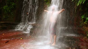 Kaukasische mens die een douche in waterval nemen stock videobeelden Kaukasische mens die een douche in waterval nemen stock videobeelden