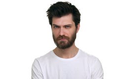Kaukasische mens die makend let ik op u gebaar op witte achtergrond kijken stock video Kaukasische mens die makend let ik op u gebaar op witte achtergrond kijken stock video