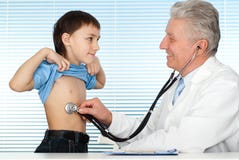 Kaukasischer Doktor des glücklichen Glücks mit Patienten stockbilder Kaukasischer Doktor des glücklichen Glücks mit Patienten stockbilder