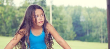 Kaukasisches kleines M?dchen mit dem langen Haar im Badeanzug Gl?ckliches Kind stockfoto Kaukasisches kleines M?dchen mit dem langen Haar im Badeanzug Gl?ckliches Kind stockfoto