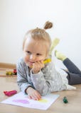 Kaukaska dziewczyna Maluje Kolorowego ołówek edukaci Wczesnego narządzanie dla Szkolnego Preschool w domu zdjęcia stock Kaukaska dziewczyna Maluje Kolorowego ołówek edukaci Wczesnego narządzanie dla Szkolnego Preschool w domu zdjęcia stock