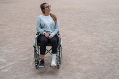 Kaukaska m?oda dziewczyna z gogle na w?zku inwalidzkim Zdradzona smutna dziewczyna w parku fotografia stock Kaukaska m?oda dziewczyna z gogle na w?zku inwalidzkim Zdradzona smutna dziewczyna w parku fotografia stock