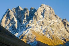 Kaukasus im Sommer, in Höchst-Chiukhebi und im blauen Himmel lizenzfreies stockfoto Kaukasus im Sommer, in Höchst-Chiukhebi und im blauen Himmel lizenzfreies stockfoto