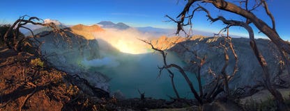 Kawah Ijen ad alba fotografie stock libere da diritti Kawah Ijen ad alba fotografie stock libere da diritti