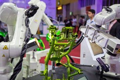 Kawasaki-de visie van het robotwapen inspecteert assemblagedeel royalty-vrije stock foto's Kawasaki-de visie van het robotwapen inspecteert assemblagedeel royalty-vrije stock foto's
