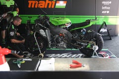 Kawasaki ZX-10R officiellt tävlings- lag WSBK royaltyfria foton Kawasaki ZX-10R officiellt tävlings- lag WSBK royaltyfria foton